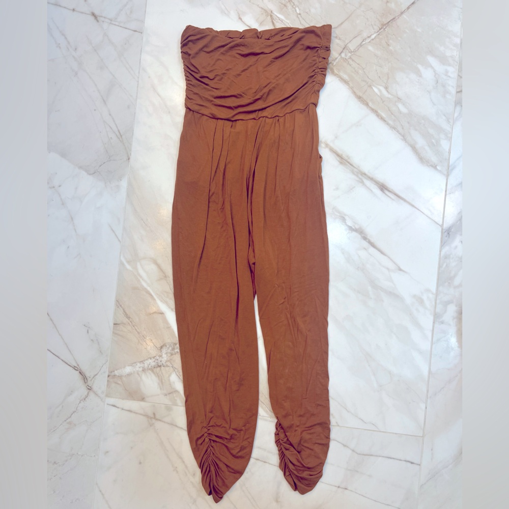 HEART & HIPS Sleeveless Romper with Pockets and Ruched Pant Legs - Nude Size L